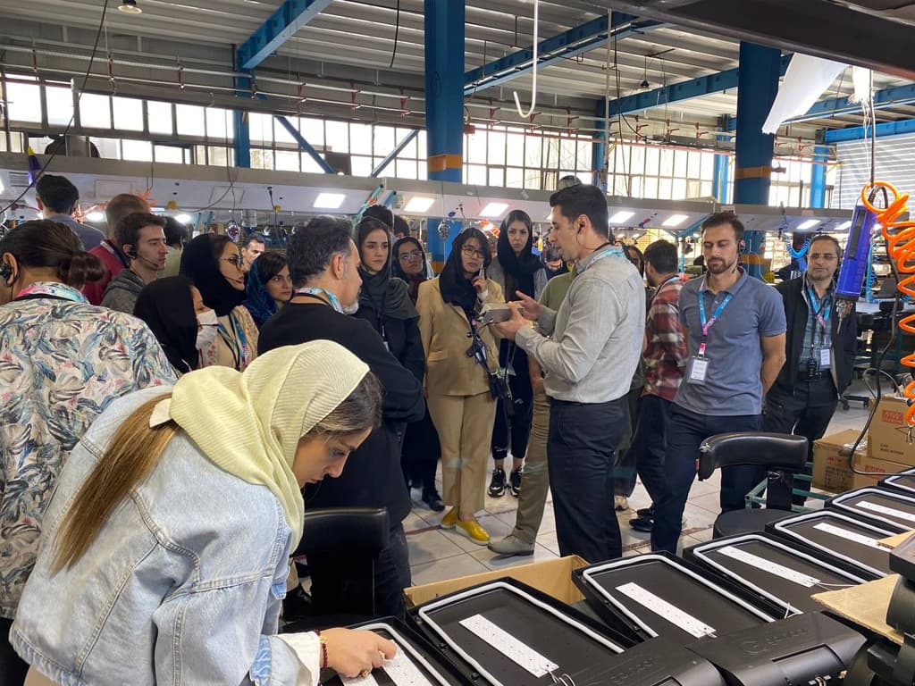 گلنور میزبان دوره آموزشی از طراحی و تا ساخت چراغ با متریال های نوین